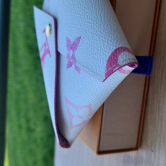 Louis Vuitton Kirigami Pochette Medium Pink By the Pool Collection 2023 - Picture 5 of 11
